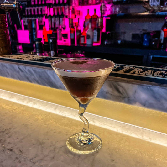 Espresso Martini met vanille vodka, koffielikeur en verse espresso. De perfecte after-dinner cocktail met een romige schuimkraag en cafeïne kick. Cocktail hotspots recept