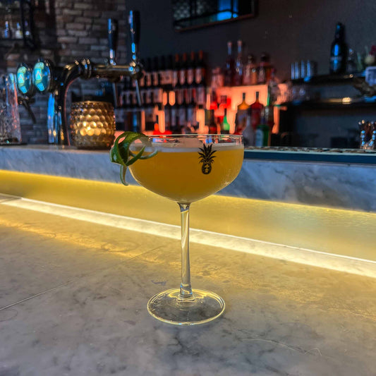Pinepple Daiquiri – een tropische twist op de Cubaanse klassieker. Een favoriet onder bartenders en een cocktail die je eindeloos kunt variëren. Dé zomer cocktail. Cocktail Hotspots recept