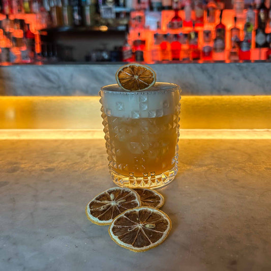 Recept voor De Amaretto Sour, combinatie van zoet, nootachtig en friszuur. Cocktail Hotspots recept.
