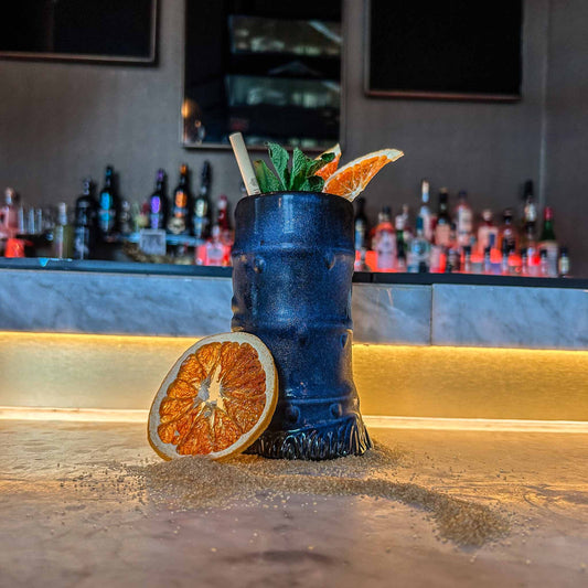 Tiki cocktail met tropische rum, grapefruit, limoen en orgeat siroop, geserveerd in een tiki mug met crushed ijs en feestelijke garnering. Cocktail Hotspots recept