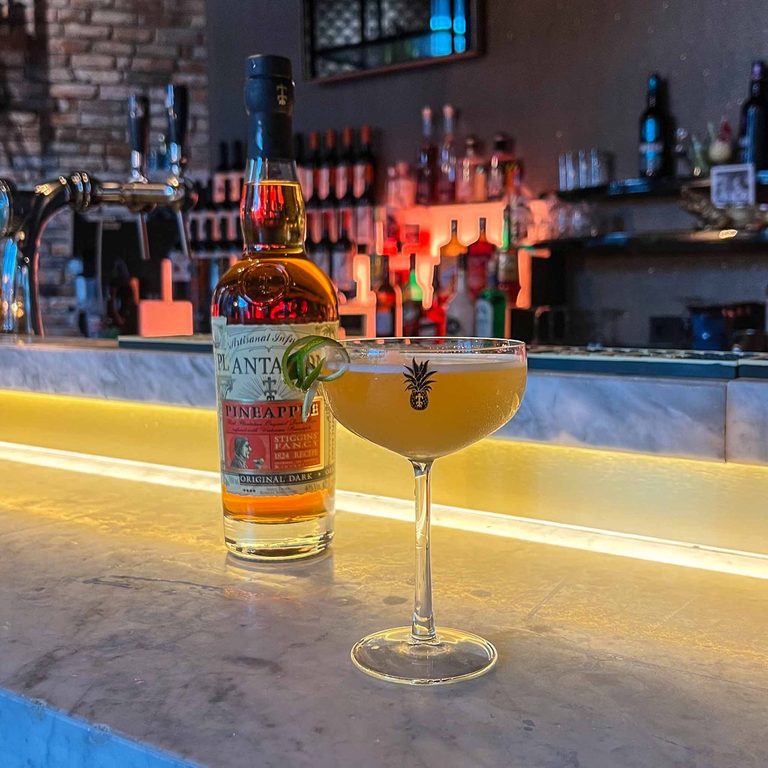 Pinepple Daiquiri – een tropische twist op de Cubaanse klassieker.
Een favoriet onder bartenders en een cocktail die je eindeloos kunt variëren. Dé zomer cocktail. Cocktail Hotspots recept