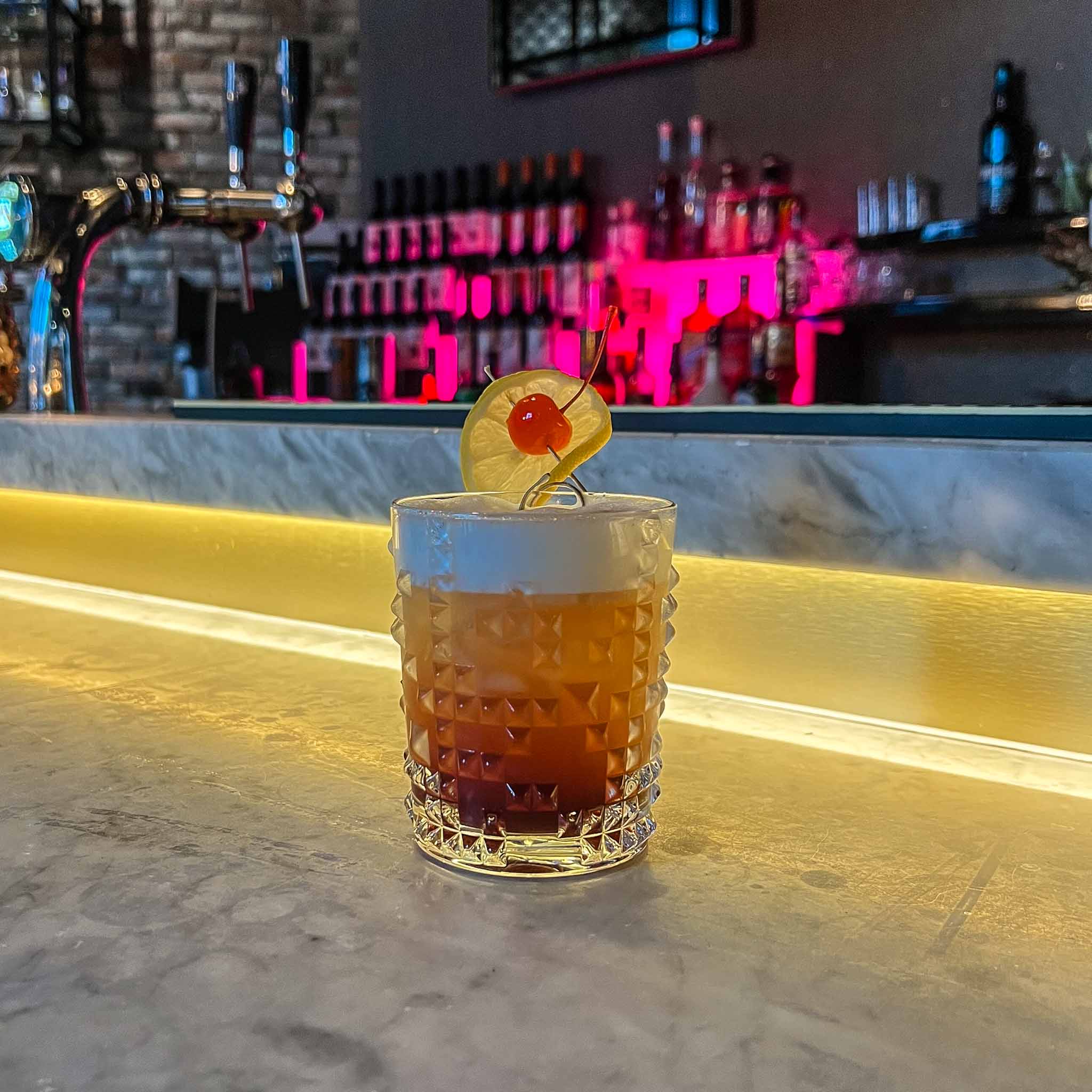 New York Sour – Een twist op de klassieke cocktail, met bourbon, Citroen, honing en rode port en aquafaba. cocktail recept sour! Cocktail Hotspots recept