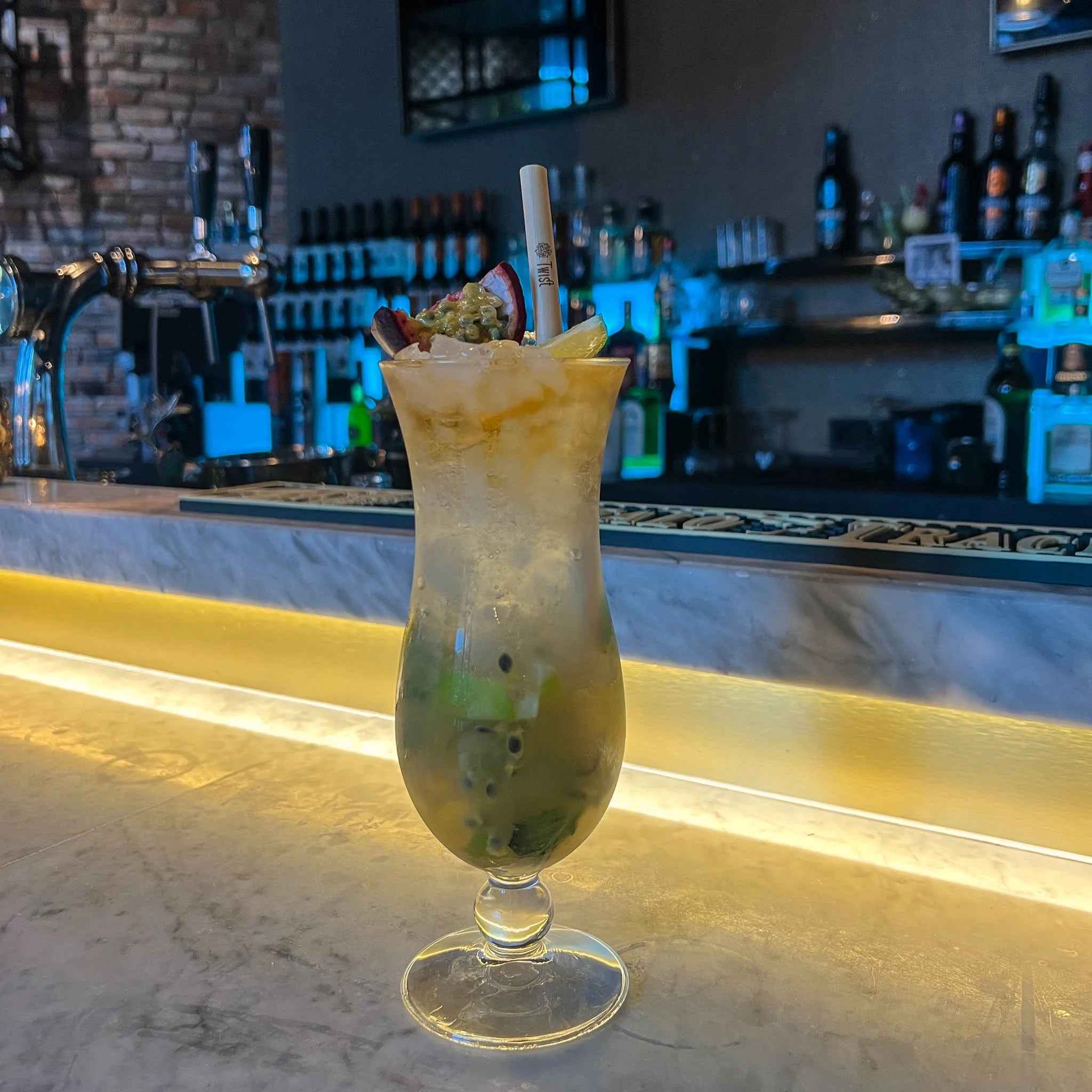 Passionfruit Mojito – De tropische variant van de klassieker combineert de smaak van munt & limoen met passievrucht. 2 soorten rum zorgt voor extra diepgang. Cocktail recept