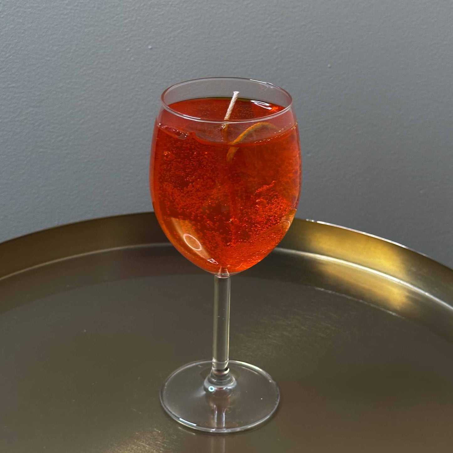 Cocktailkaars Aperol, gelkaars in glas. Decoratie en kaarsen in huis.