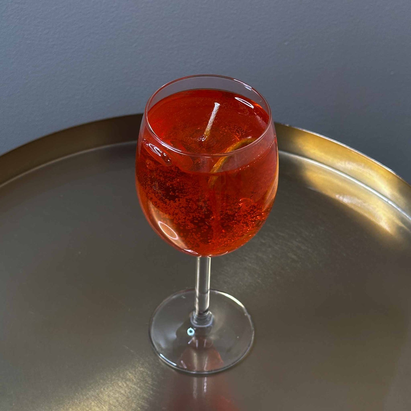 Cocktailkaars Aperol, gelkaars in glas. Decoratie en kaarsen in huis.