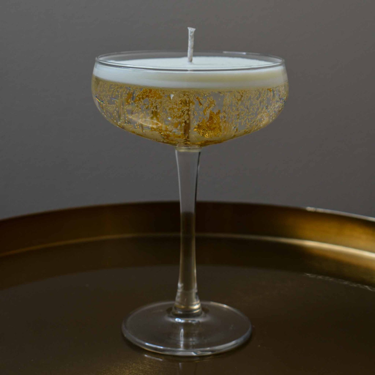 Cocktailkaars champagne, was kaars in martiniglas. Feestelijke decoratie en kaarsen in huis.