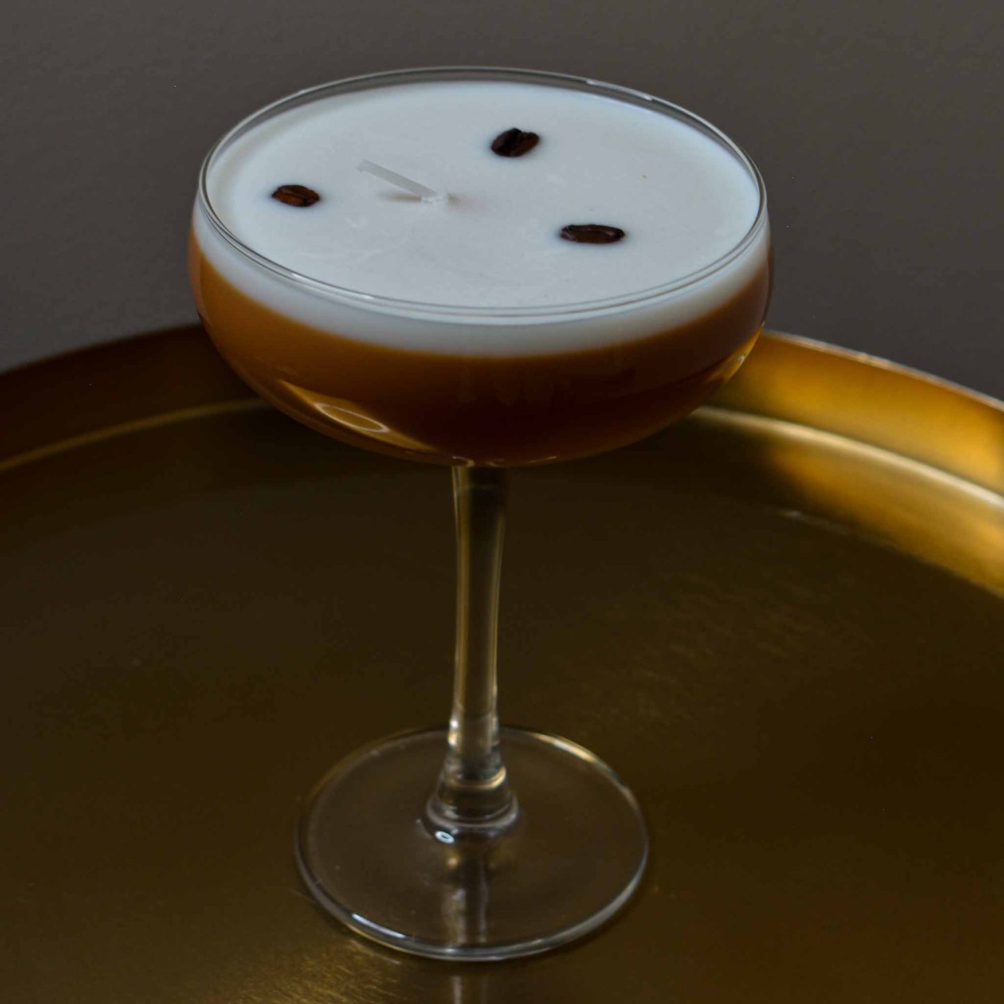 Cocktailkaars Espresso Martini Esma, sojawas kaars in martiniglas. Decoratie en kaarsen in huis.
