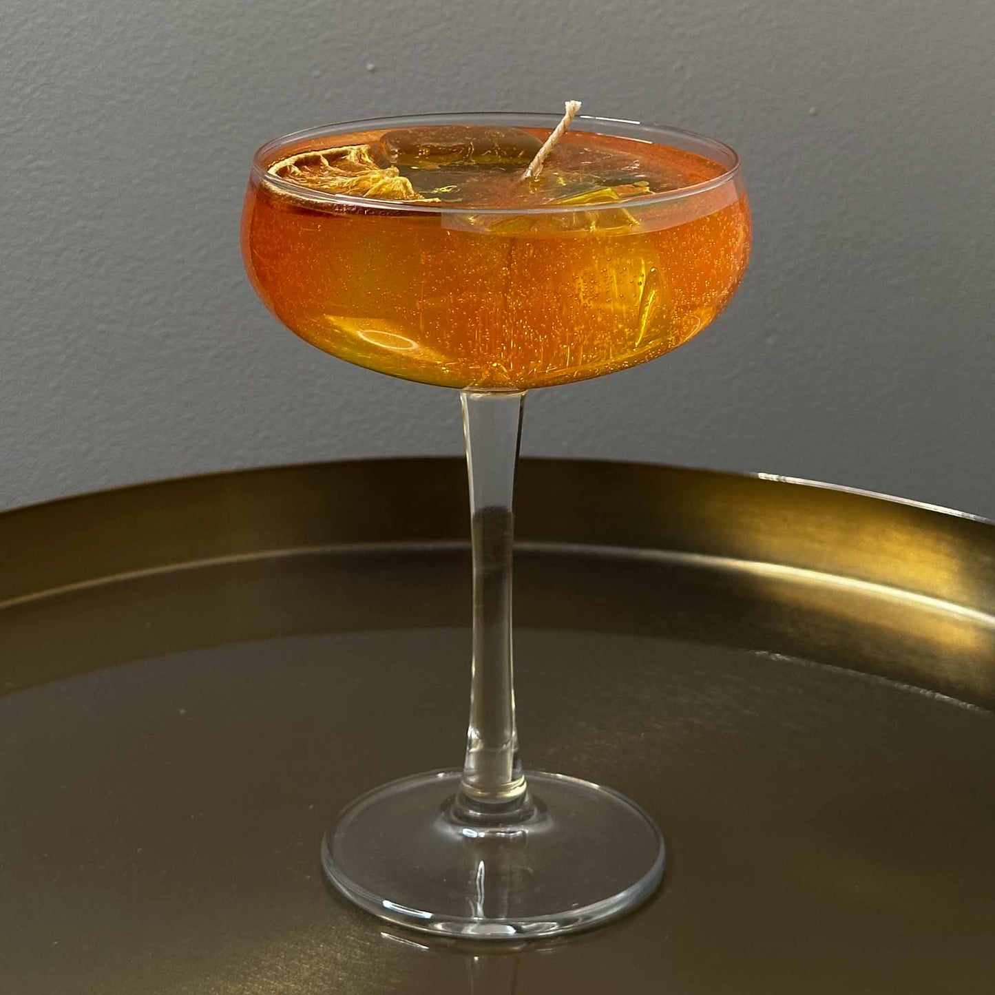 Cocktailkaars Summer peach Aperol, gelkaars in martiniglas. Decoratie en kaarsen in huis.