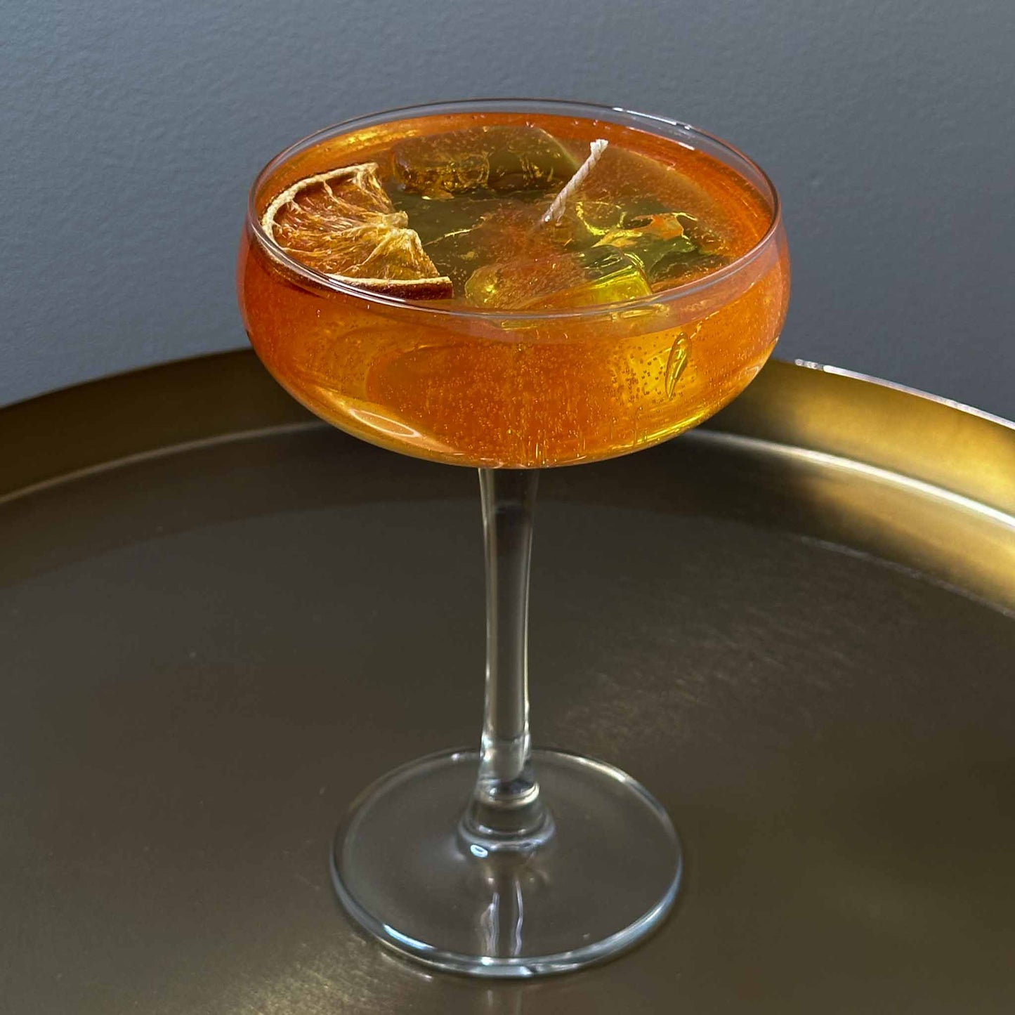 Cocktailkaars Summer peach Aperol, gelkaars in martiniglas. Decoratie en kaarsen in huis.