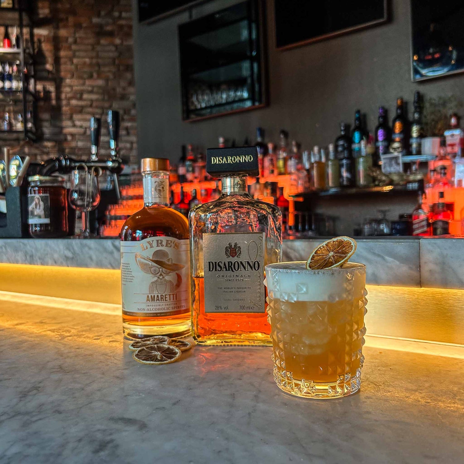 Recept voor De Amaretto Sour, combinatie van zoet, nootachtig en friszuur. Goede keus voor de beginnende cocktailliefhebber en de fijnproever.
Cocktail Hotspots recept.