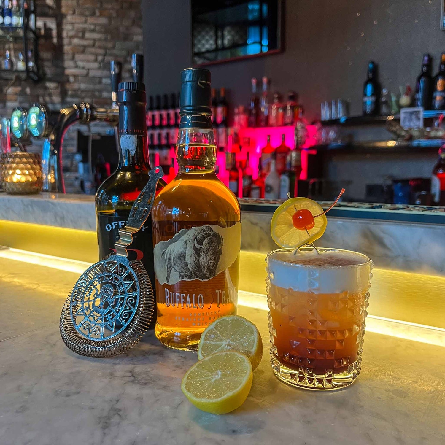 New York Sour – Een twist op de klassieke cocktail, met bourbon, Citroen, honing en rode port en aquafaba. cocktail recept sour! Cocktail Hotspots recept