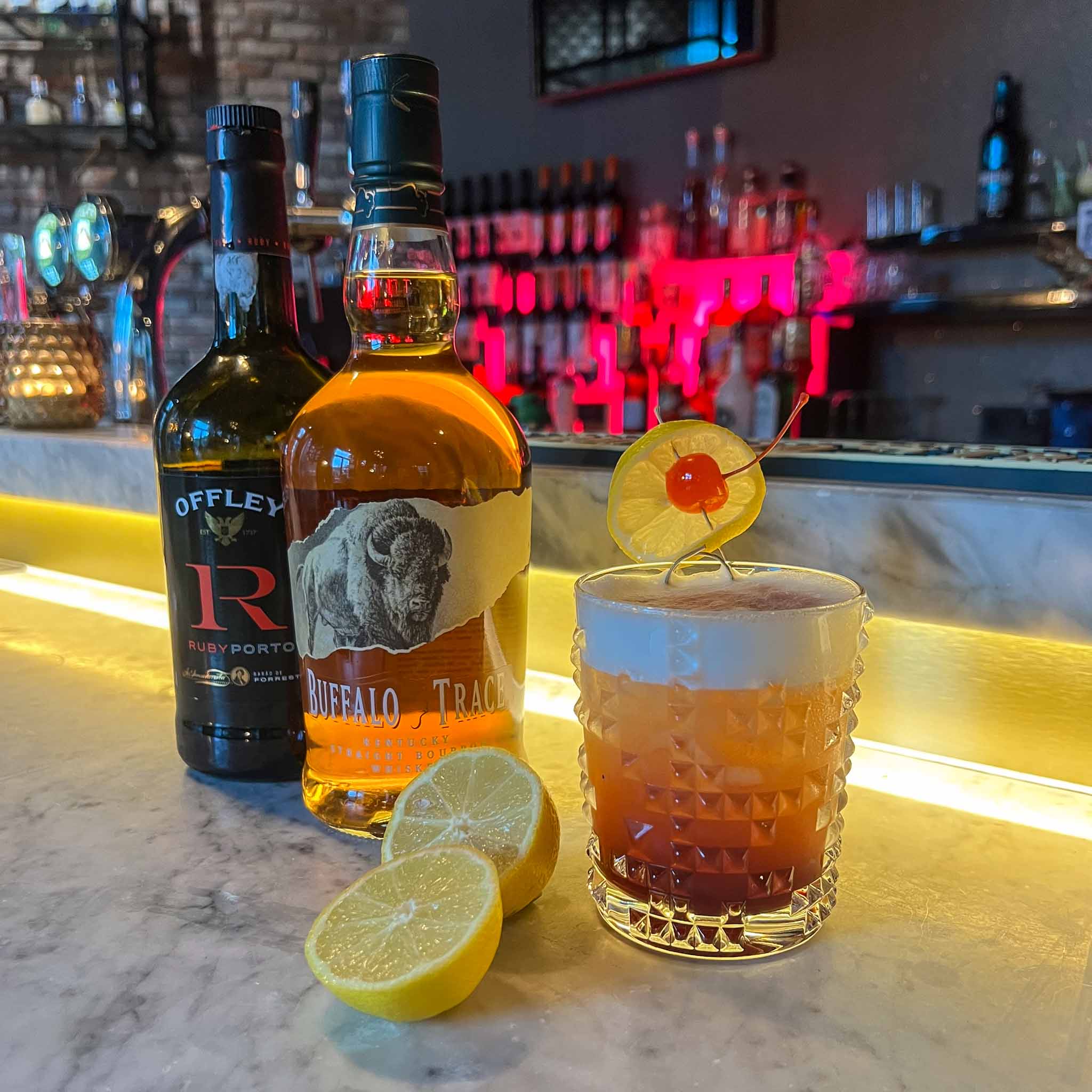 New York Sour – Een twist op de klassieke cocktail, met bourbon, Citroen, honing en rode port en aquafaba. cocktail recept sour! Cocktail Hotspots recept