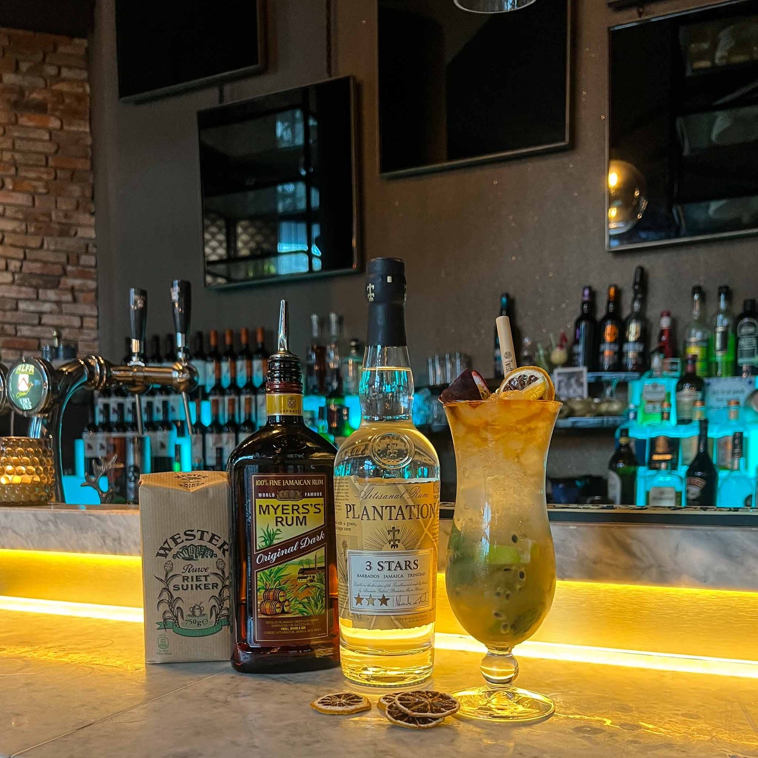 Passionfruit Mojito – De tropische variant van de klassieker combineert de smaak van munt & limoen met passievrucht. 2 soorten rum zorgt voor extra diepgang. Cocktail recept