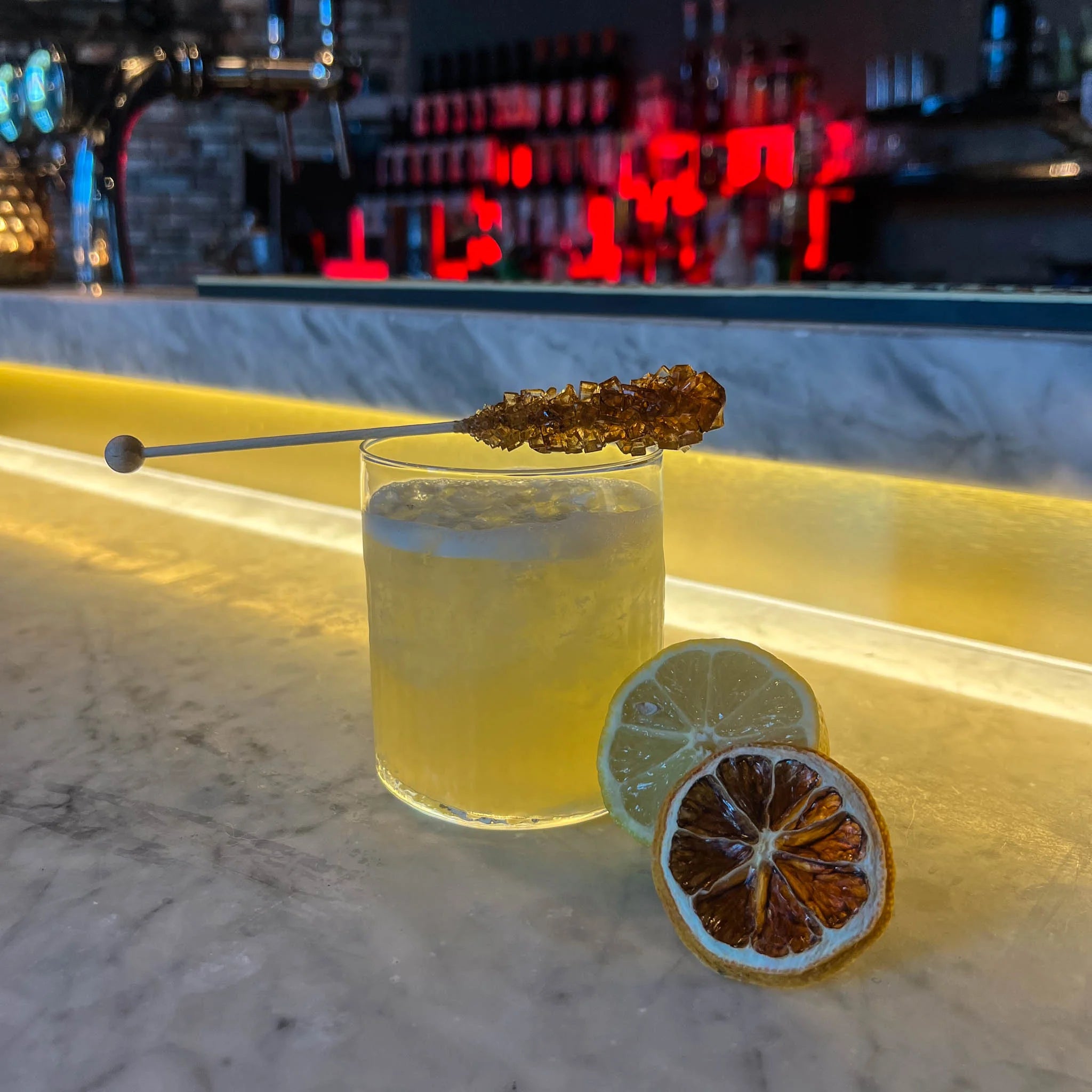 Bees Knees – Een twist op de klassieke cocktail, met Gin, Citroen, honing en sinaasappel. Ontdek hoe je deze tijdloze favoriet zelf maakt! Cocktail Hotspots recept