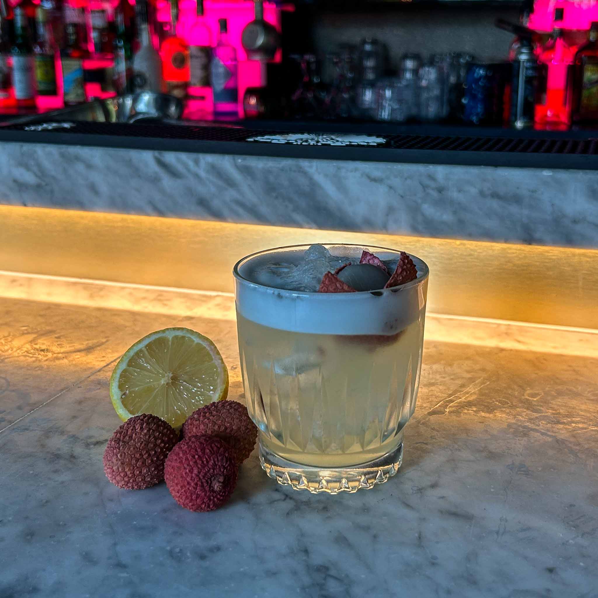 Cocktail recept: Melon Lychee Sour cocktail, verse lychee en romige schuimkraag. een verfrissende zomerse cocktail met perfecte smaakbalans