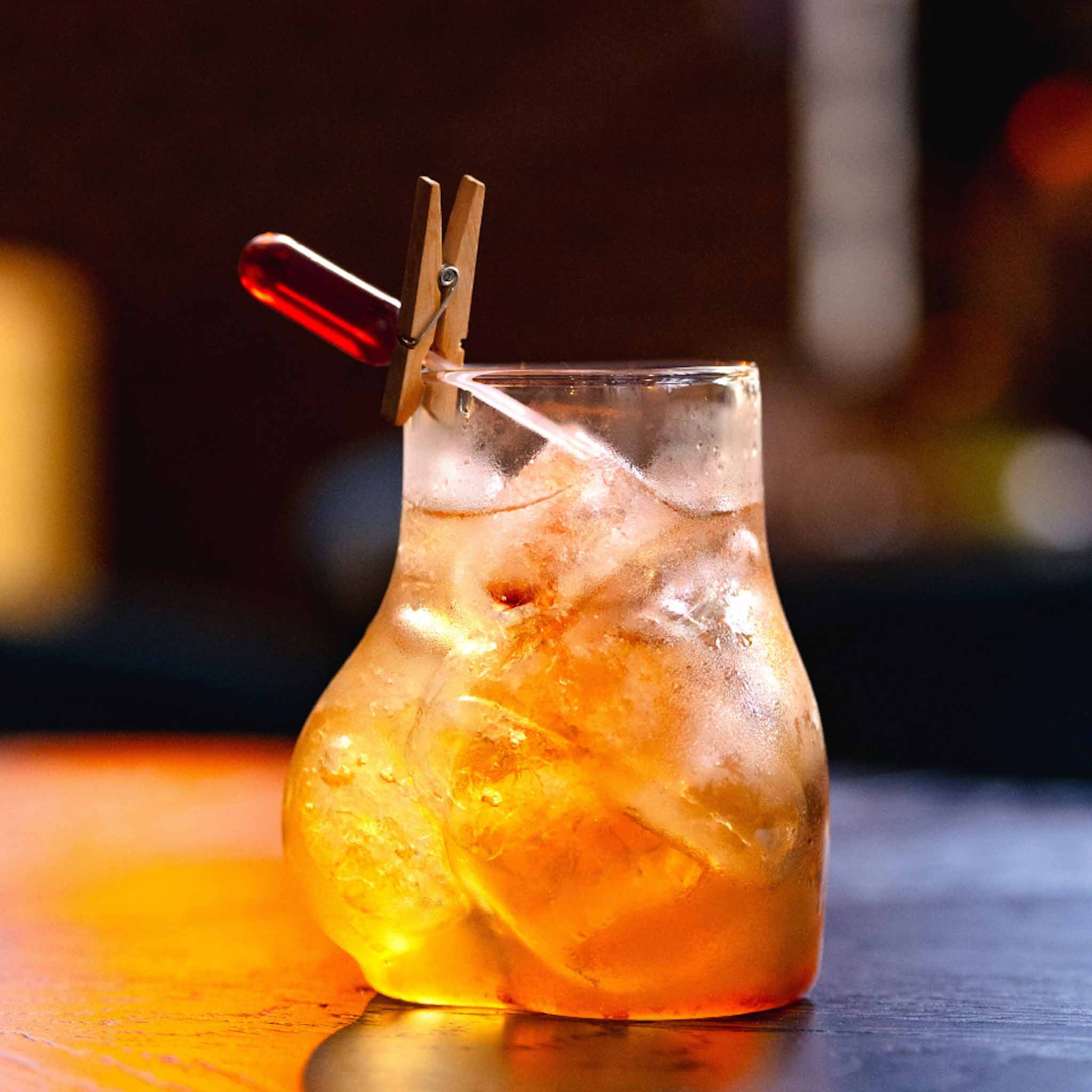 Negroni Bianco cocktail recept. Een frisse twist op de klassieke Negroni met gin, bianco vermouth, Grand Marnier en bitters, geserveerd on the rocks.