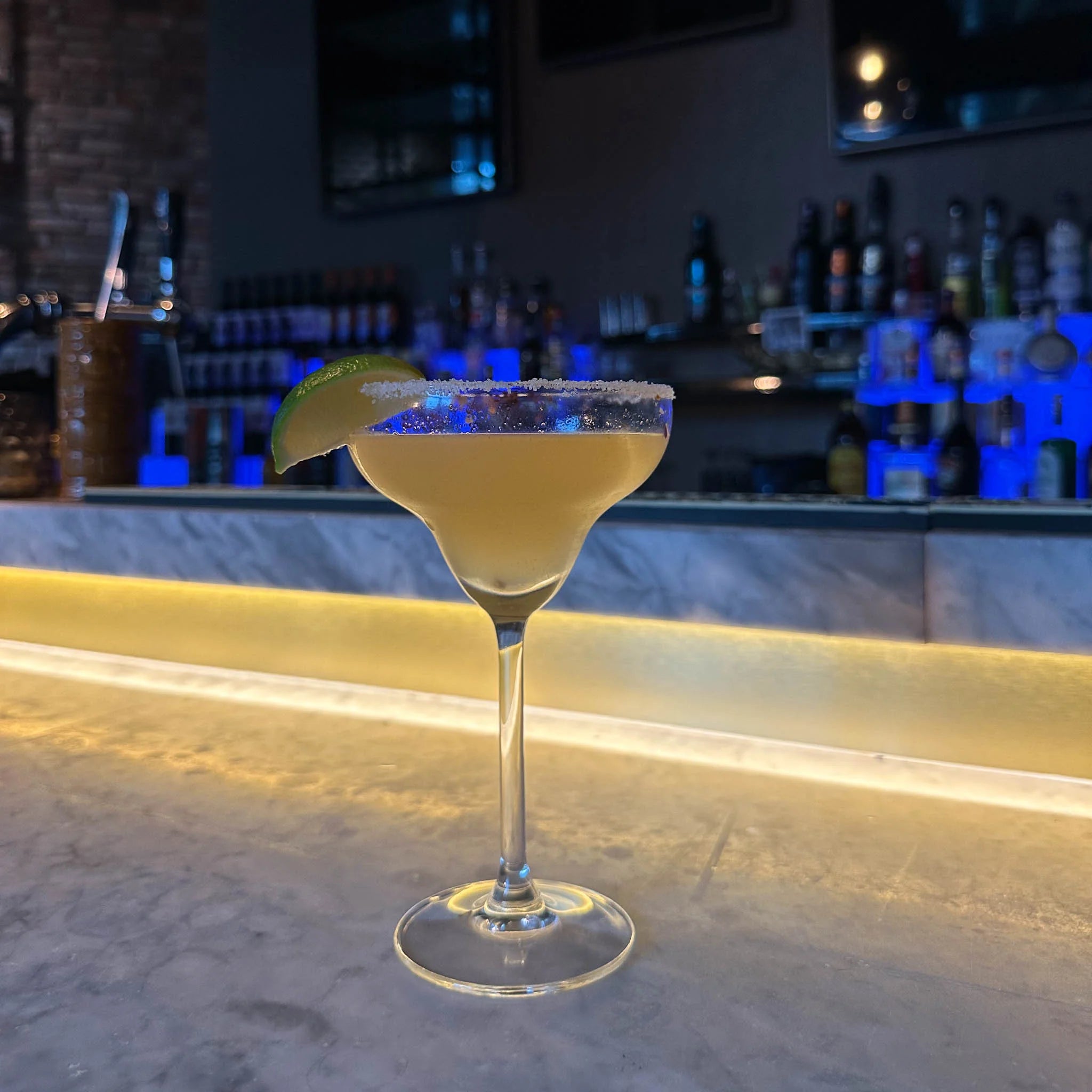 Spicy Margarita – Een pittige twist op de klassieke cocktail, met tequila, limoen en een kick van jalapeño. Ontdek hoe je deze tijdloze favoriet zelf maakt! Cocktail Hotspots recept
