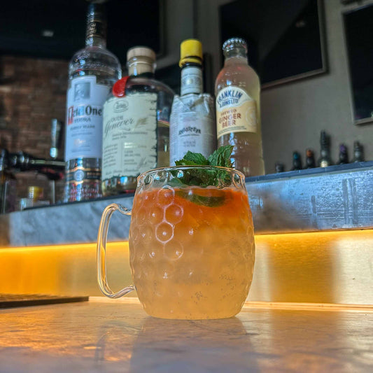 Cocktail recept: Dutch Mule. Fris en kruidig, met vodka, oude jenever, limoen en ginger beer. Perfect voor een zomerse borrel variant op de Moscow Mule.