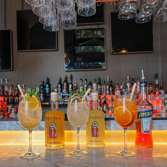 Verfrissende zomerse Spritz cocktail met prosecco, limoncello, aperol of orangecello, Italiaans aperitief. cocktail hotspots recept.