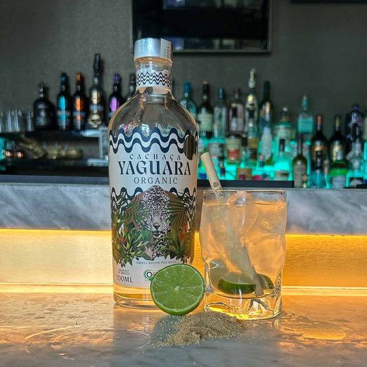 Caipirinha cocktail recept met verse limoen en cachaça met een muddler, verfrissend en iconisch Braziliaans drankje perfect voor zomerse avonden.