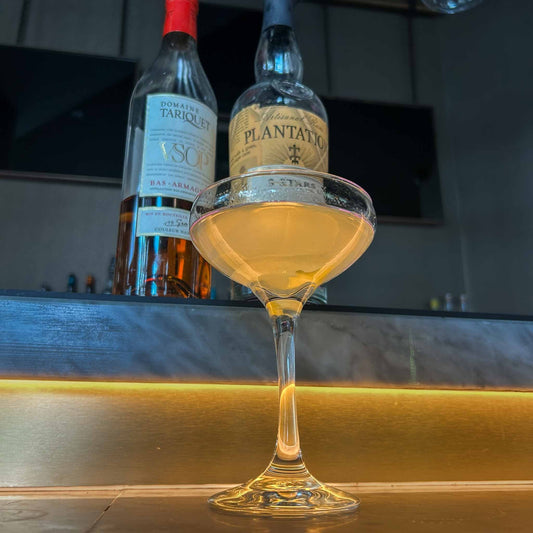 Cocktail recept: Between the Sheets. Een elegante mix van witte rum, cognac en triple sec met frisse citrus. Klassiek, licht en perfect als stijlvol aperitief.