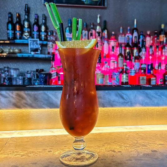 Bloody Mary cocktail recept met selderijstengel, een rokerige, pittige twist op de klassieke brunchcocktail kater.