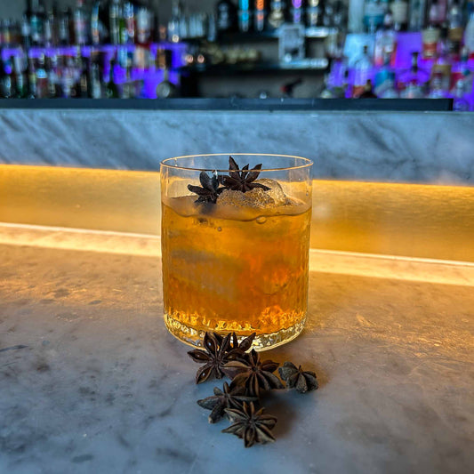 Cocktail recept: star wars cocktail Death Star. Een krachtige, kruidige mix van pisco, Strega en Cynar, afgemaakt met een steranijs. Donkere, complexe intense cocktails.