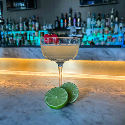 Last Word cocktail recept met gin, Chartreuse, maraschino likeur en limoensap geserveerd in een gekoeld coupeglas met cocktailkers.