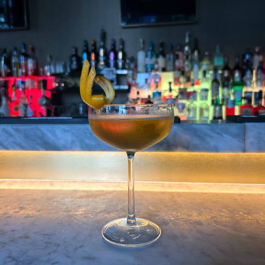 Cocktail recept: Velvet Threesome. Een romige, verfijnde mix van cognac, pisco en appel. Perfect als dessert cocktail.