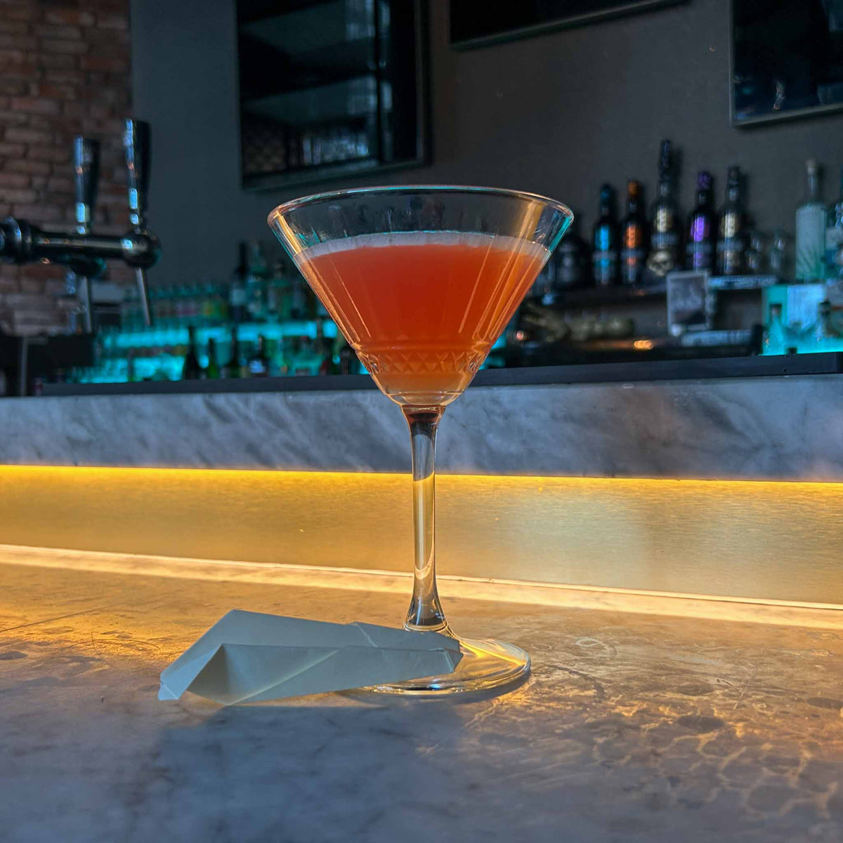 Paper Plane cocktail recept met bourbon, amaro, Campari en citroen. Een frisse, bitterzoete moderne klassieker met een speelse twist.