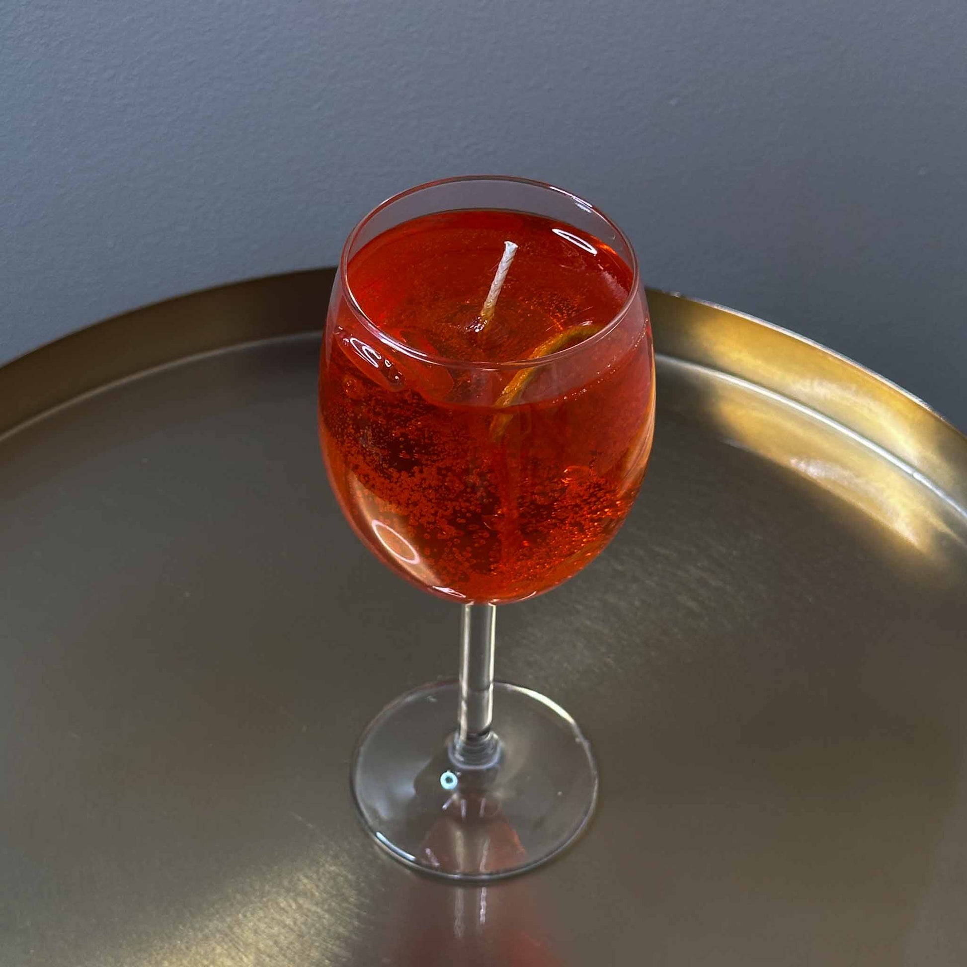 Cocktailkaars Aperol, gelkaars in glas. Decoratie en kaarsen in huis.