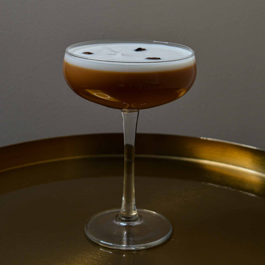 Cocktailkaars Espresso Martini Esma, sojawas kaars in martiniglas. Decoratie en kaarsen in huis.