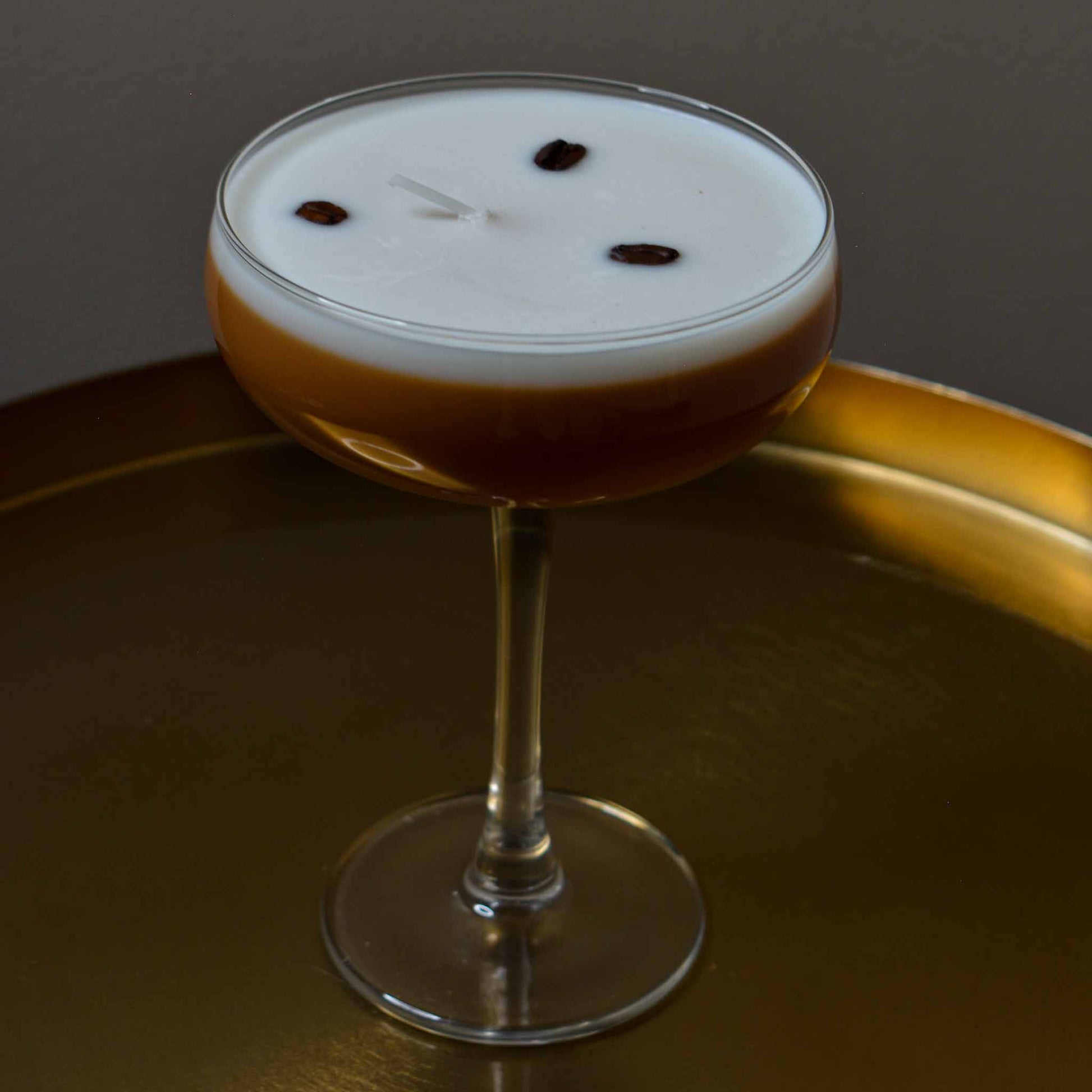 Cocktailkaars Espresso Martini Esma, sojawas kaars in martiniglas. Decoratie en kaarsen in huis.