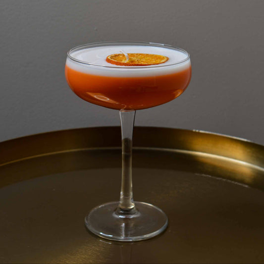 Cocktailkaars Pornstar Martini oranje, sojawas kaars in martiniglas. Decoratie en kaarsen in huis.