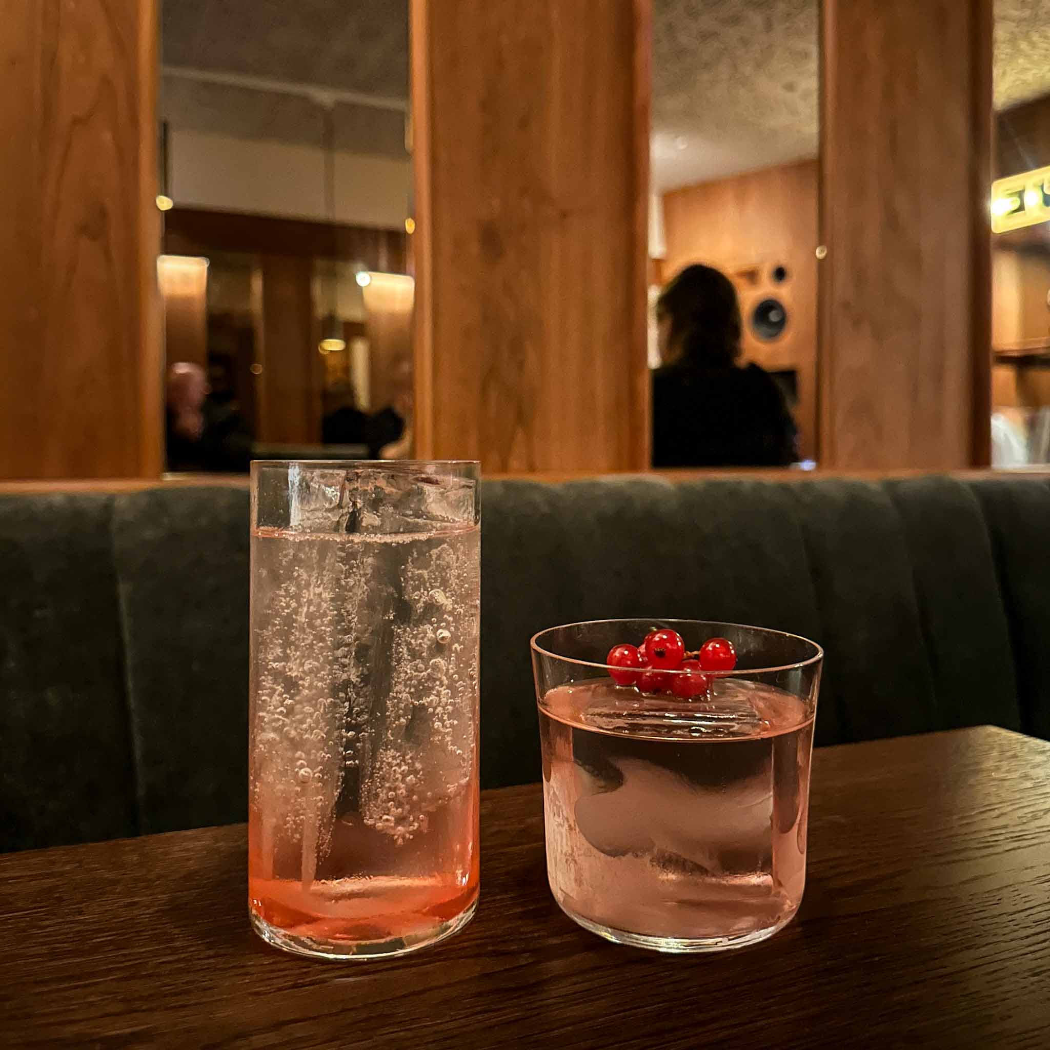 CUE, Amsterdam: intieme listening bar met muziek centraal en aandacht voor cocktails.