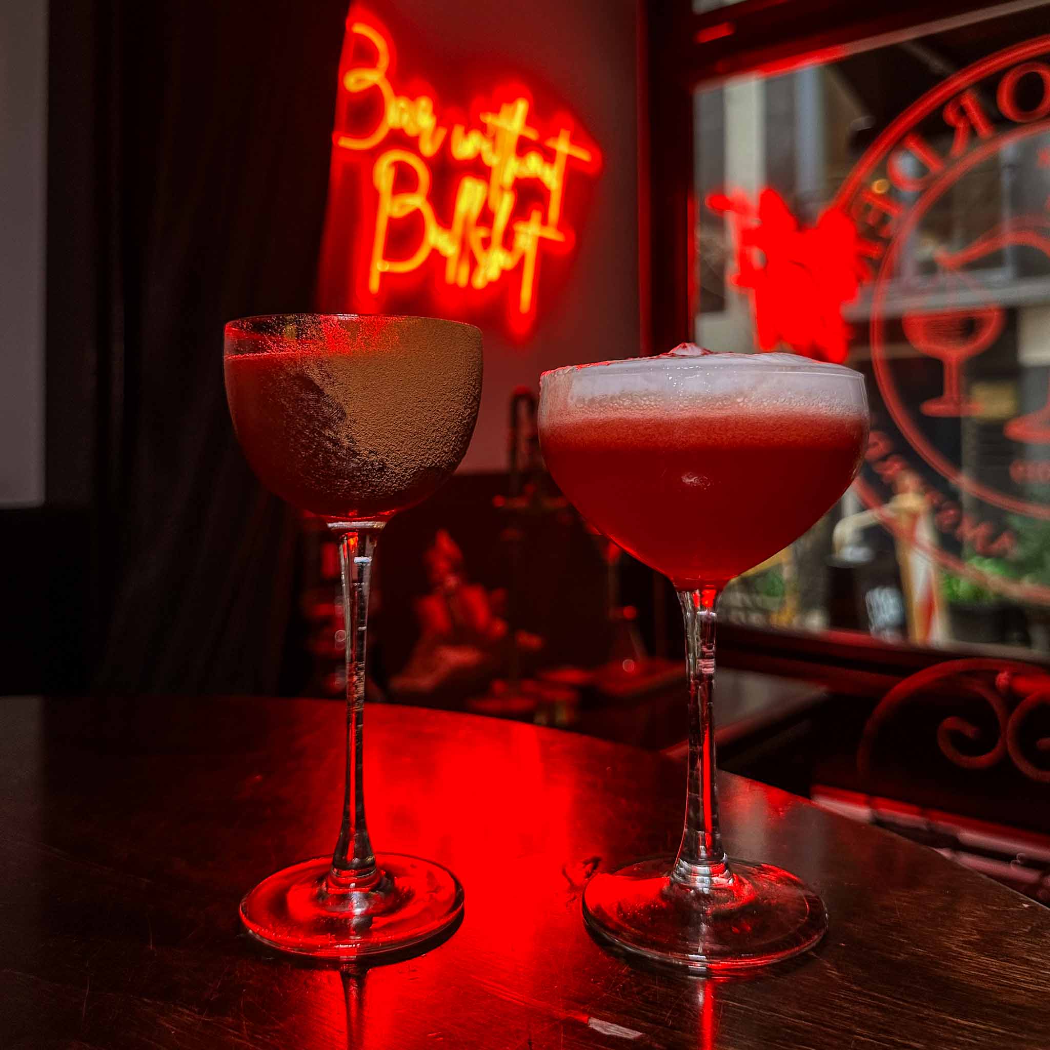Law & Order Cocktail Bar, Amsterdam: gezellige speakeasy met mysterieus interieur en creatieve cocktails.