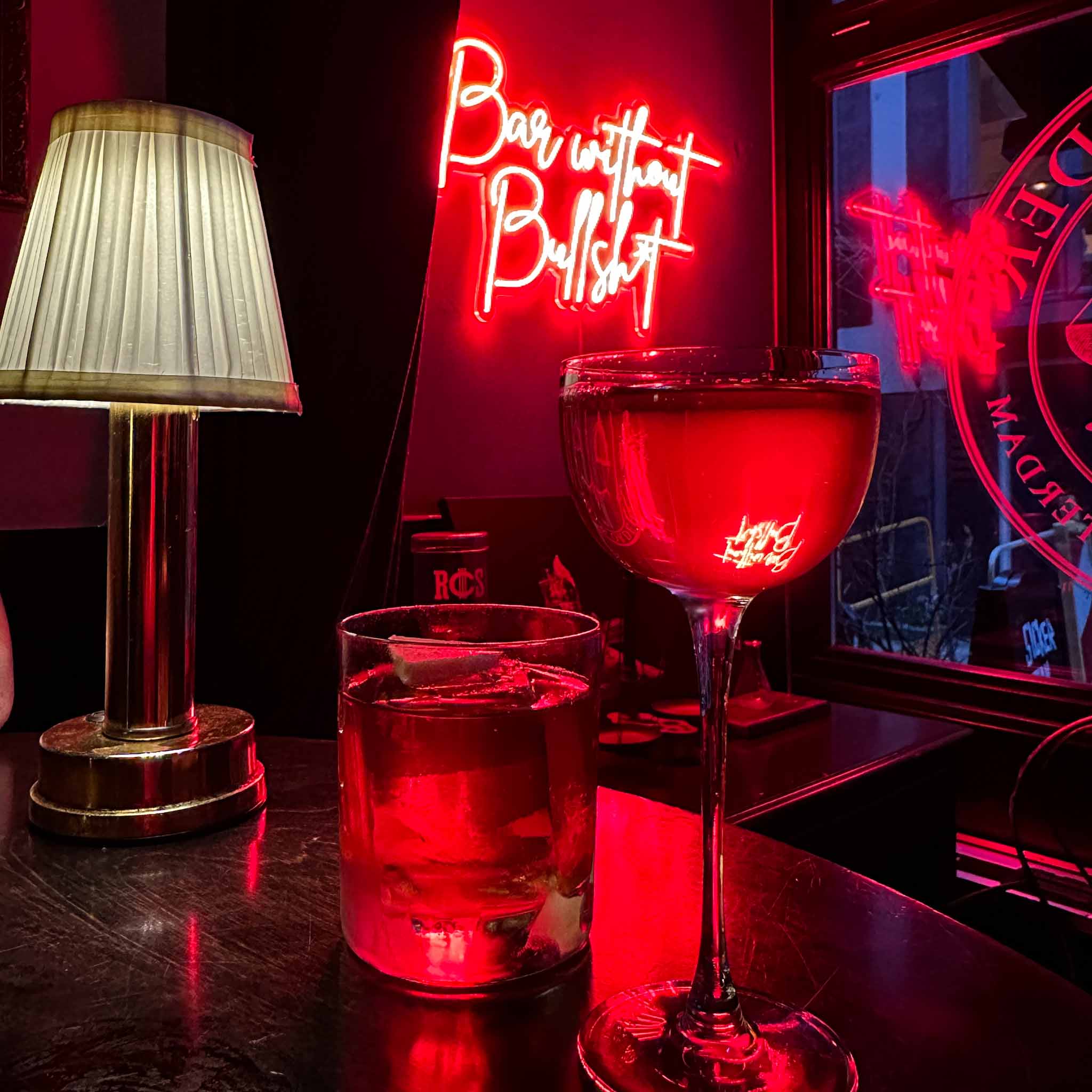 Law & Order Cocktail Bar, Amsterdam: gezellige speakeasy met mysterieus interieur en creatieve cocktails