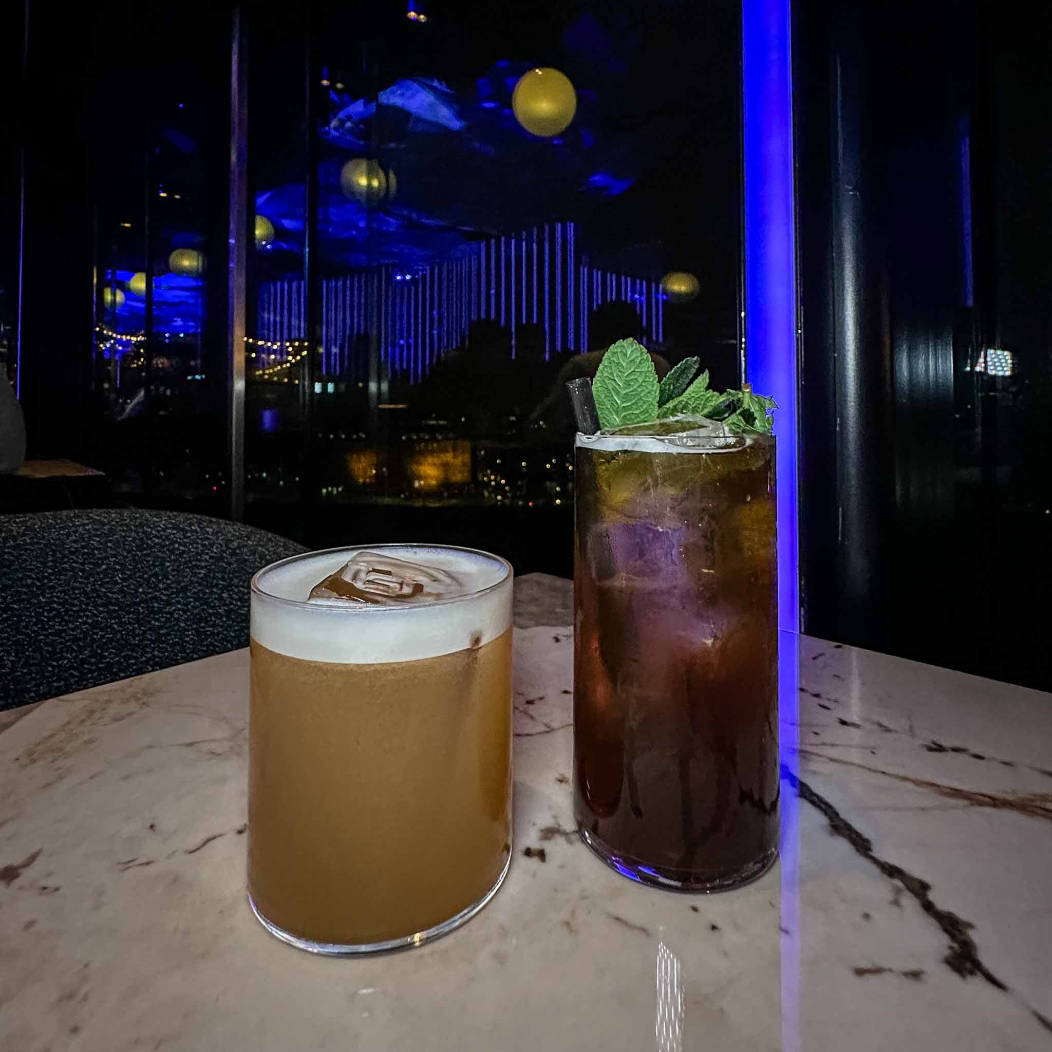 LuminAir, Amsterdam: rooftopbar met panoramisch uitzicht en modern interieur.