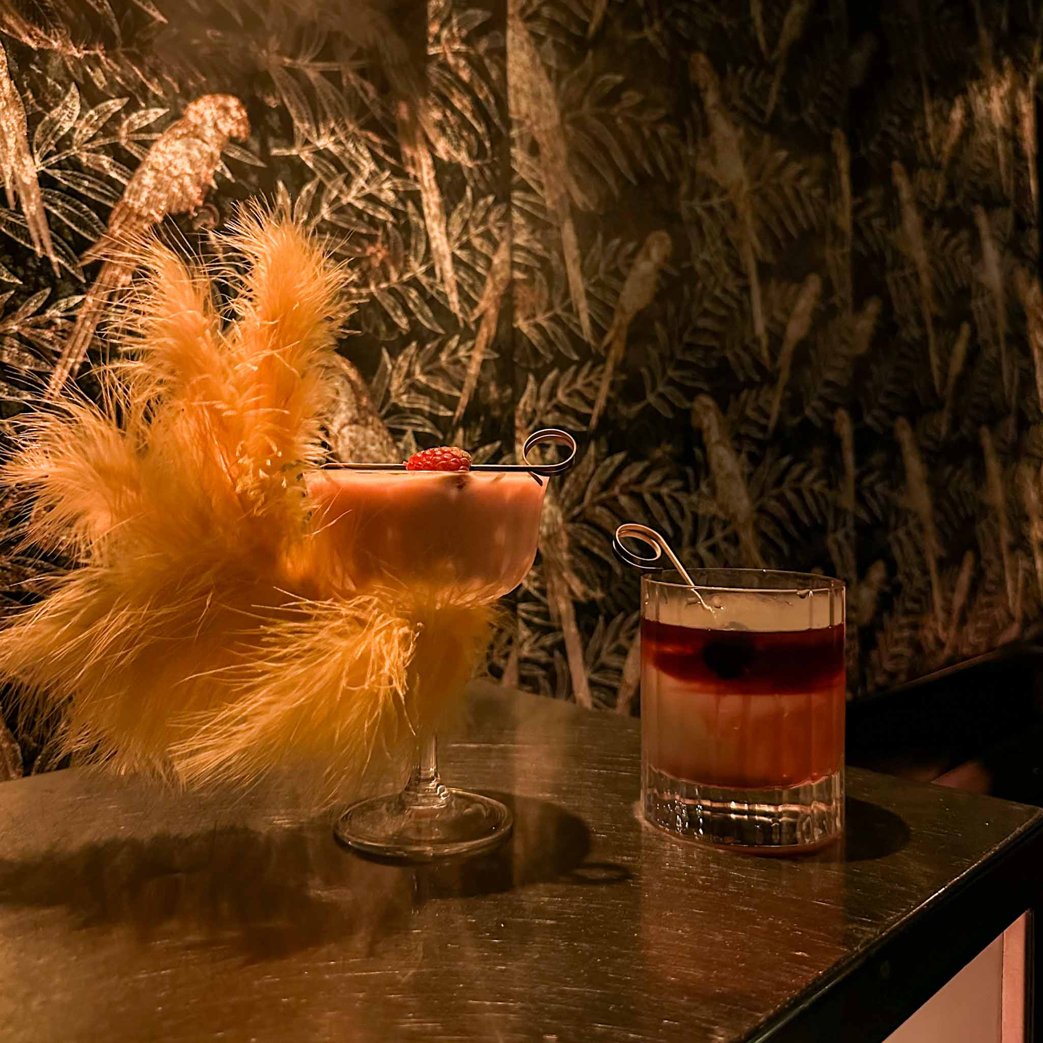 NJOY, Amsterdam: creatieve cocktailbar nabij Leidseplein met opvallende, visueel indrukwekkende cocktails.