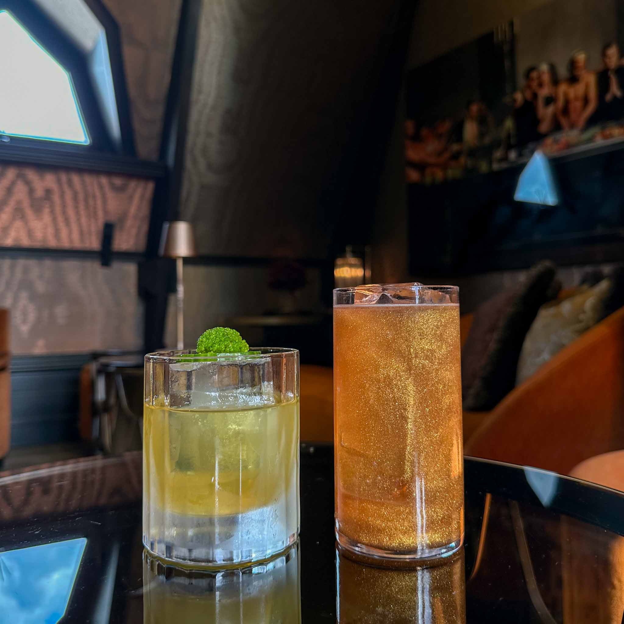 TwentySeven Hotel Bar, Amsterdam: luxe hotelbar met stijlvolle cocktails op de Dam.”