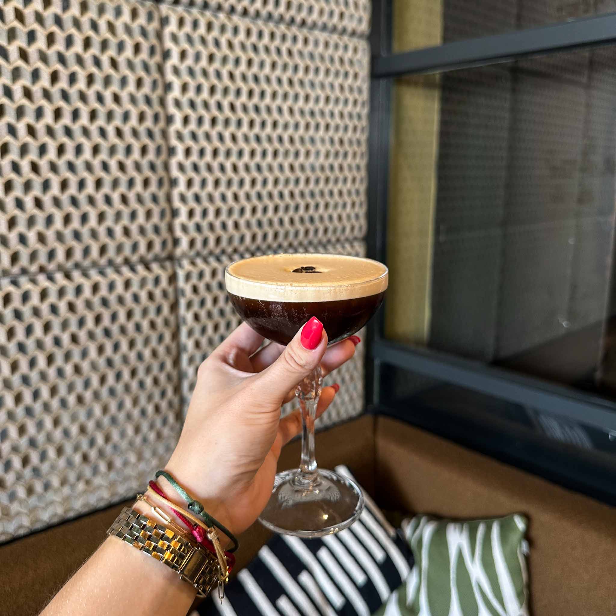 Cocktails drinken in Haarlem. Cocktail Hotspots, Café XO. 
Cocktailbar Haarlem uitgaan.