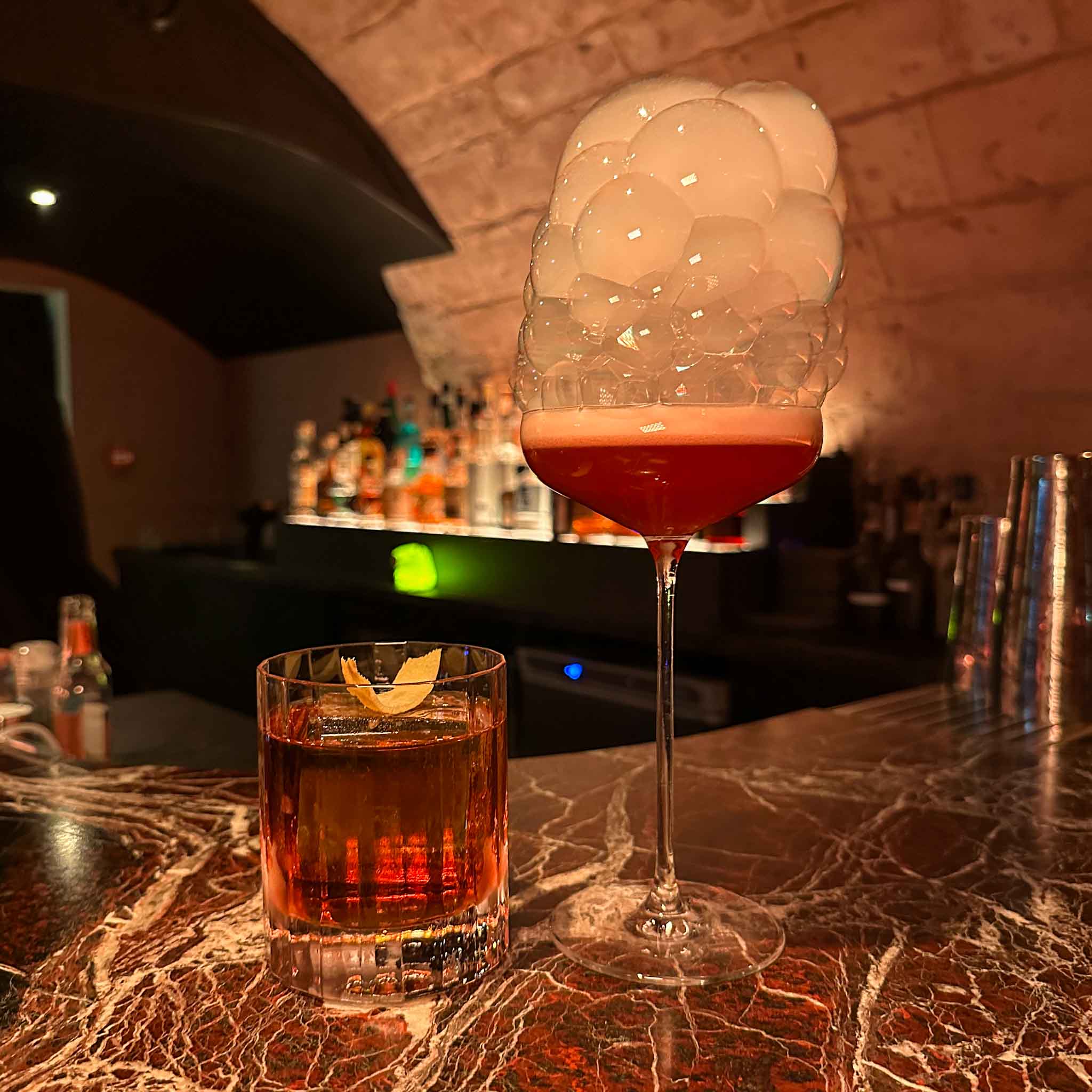 Cocktails drinken in Maastricht. 
Cocktail Hotspots, Somewhere In The Middle. 
Cocktailbar Maastricht Vrijthof SITM.