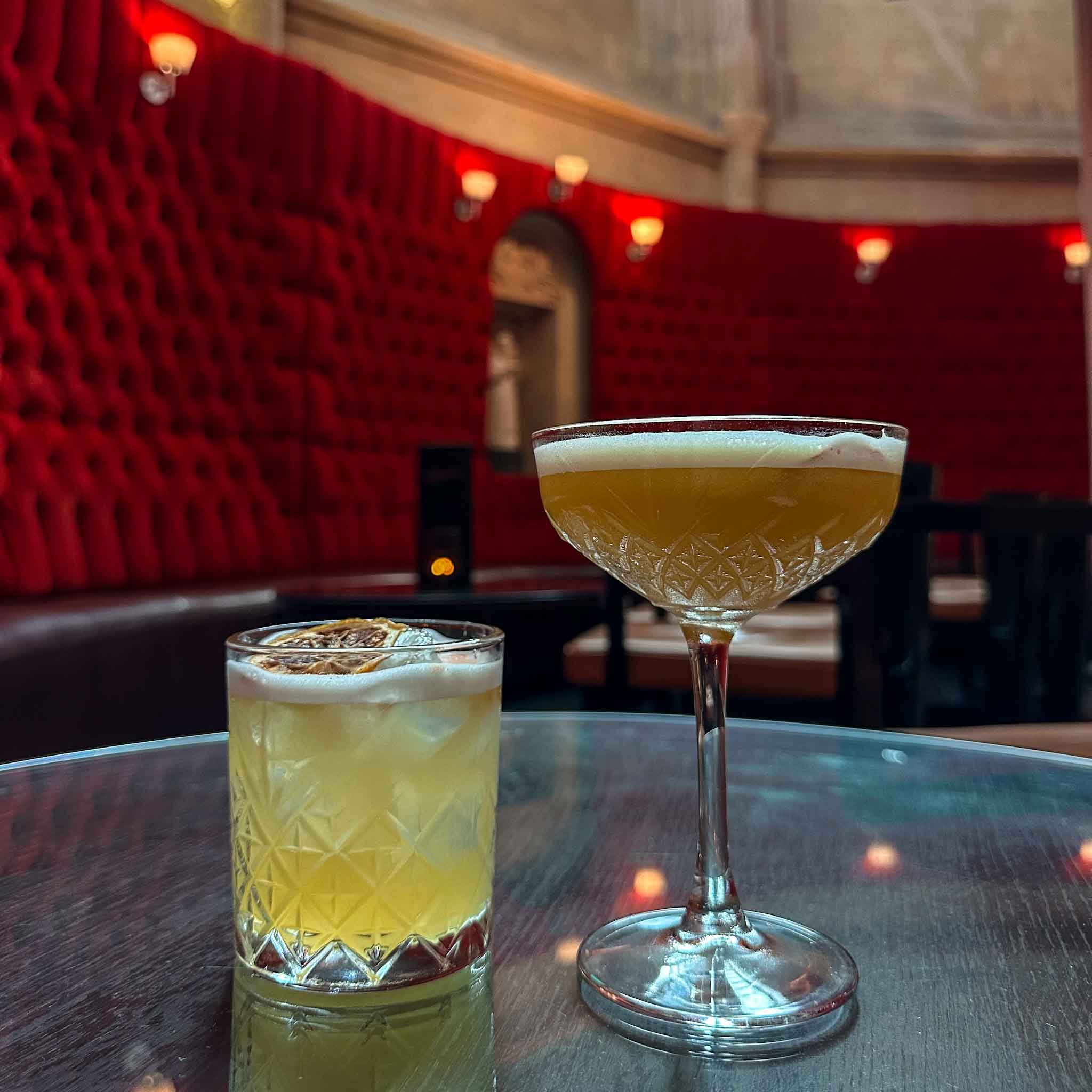 Cocktails drinken in Maastricht. 
Cocktail Hotspots, Spencer's. 
Cocktailbar Maastricht in kerk klooster.
Hotelbar Kruisherenhotel