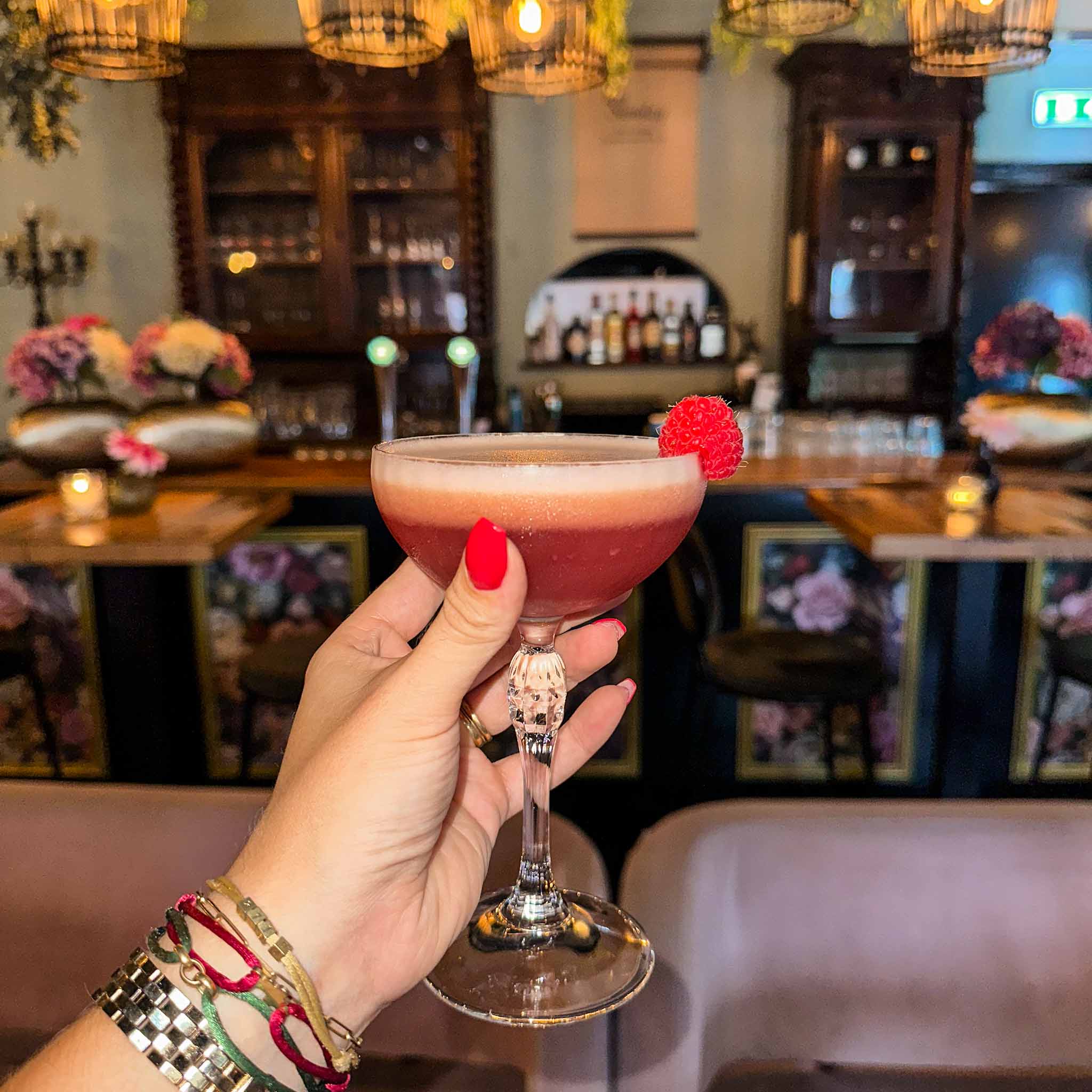 Cocktails drinken in Roermond. Cocktail Hotspots, Café de Kade. Cocktailbar Roermond Limburg