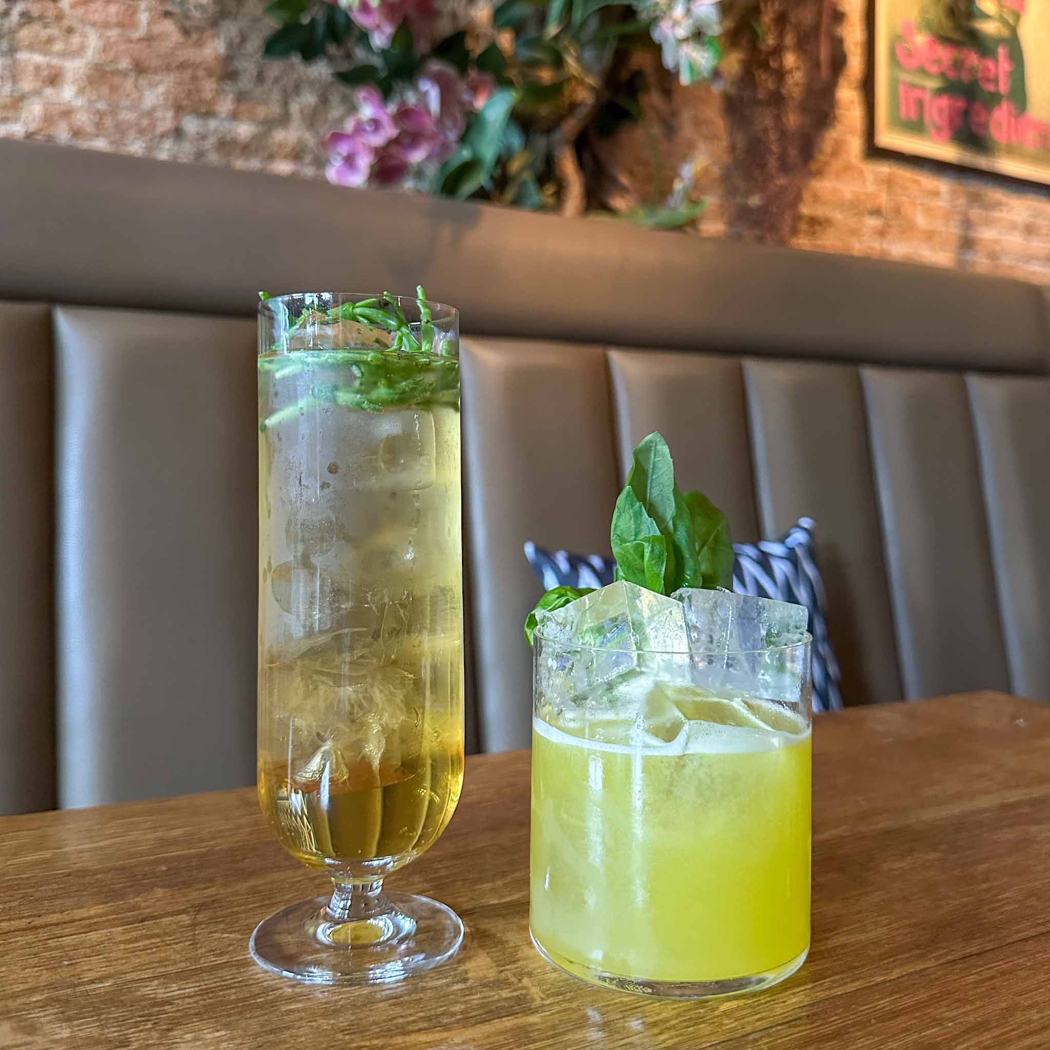 cocktailbar in Schiedam met signature cocktails in een historisch pand.