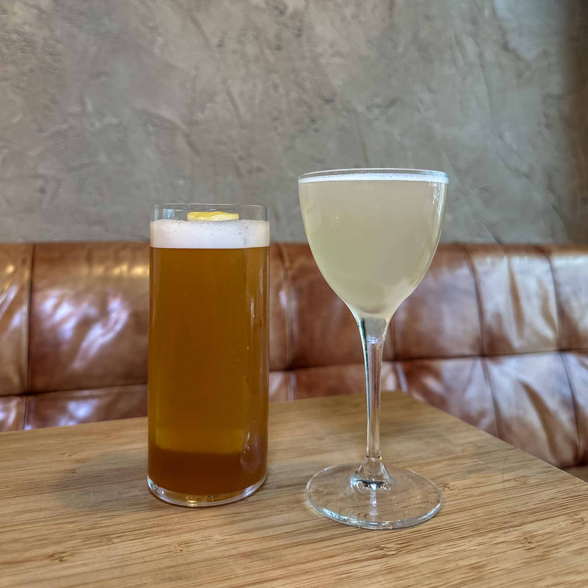 Gezellige, eigenzinnige bar The Fools in Utrecht met barpersoneel en bezoekers tijdens Utrecht Cocktail Week.