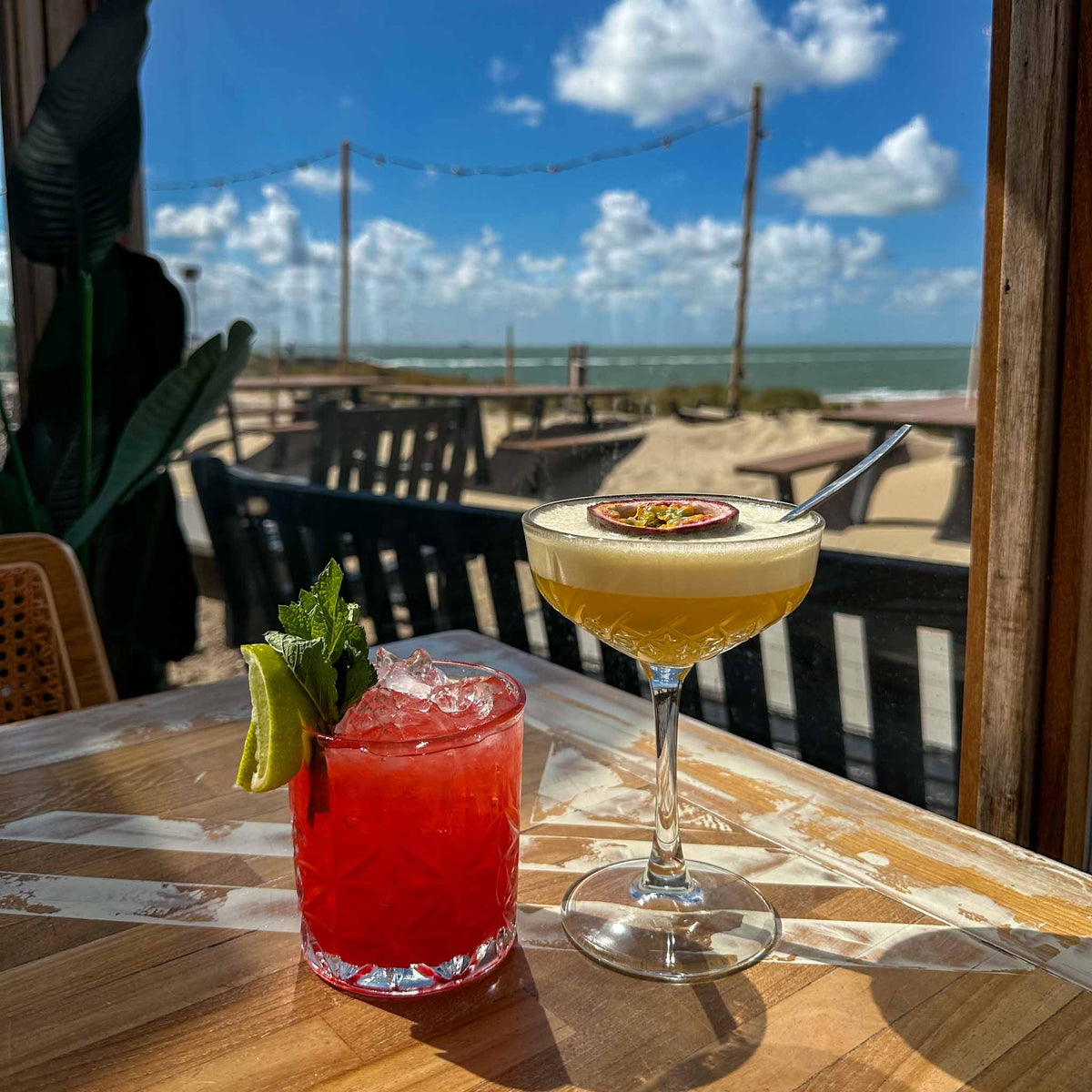 Cocktails drinken in Vlissingen. 
Cocktail Hotspots: Panta Rhei
Strandpaviljoen in de badplaats Zeeland