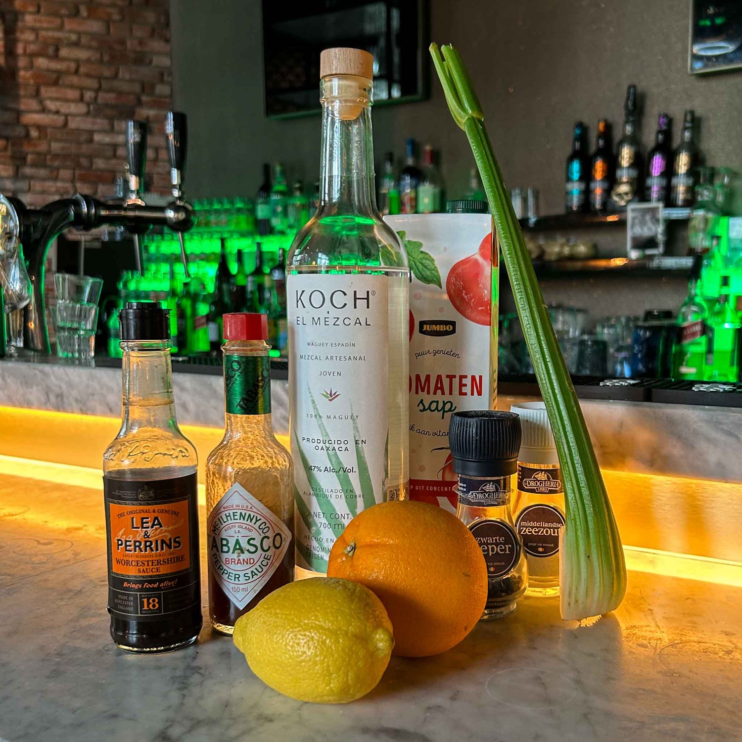 Bloody Mary cocktail recept met selderijstengel, een rokerige, pittige twist op de klassieke brunchcocktail kater.