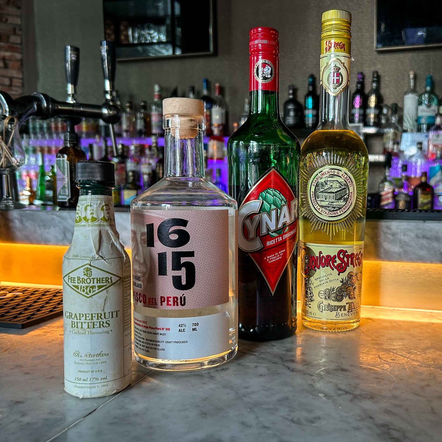 Cocktail recept: star wars cocktail Death Star.
Een krachtige, kruidige mix van pisco, Strega en Cynar, afgemaakt met een steranijs. Donkere, complexe intense cocktails.