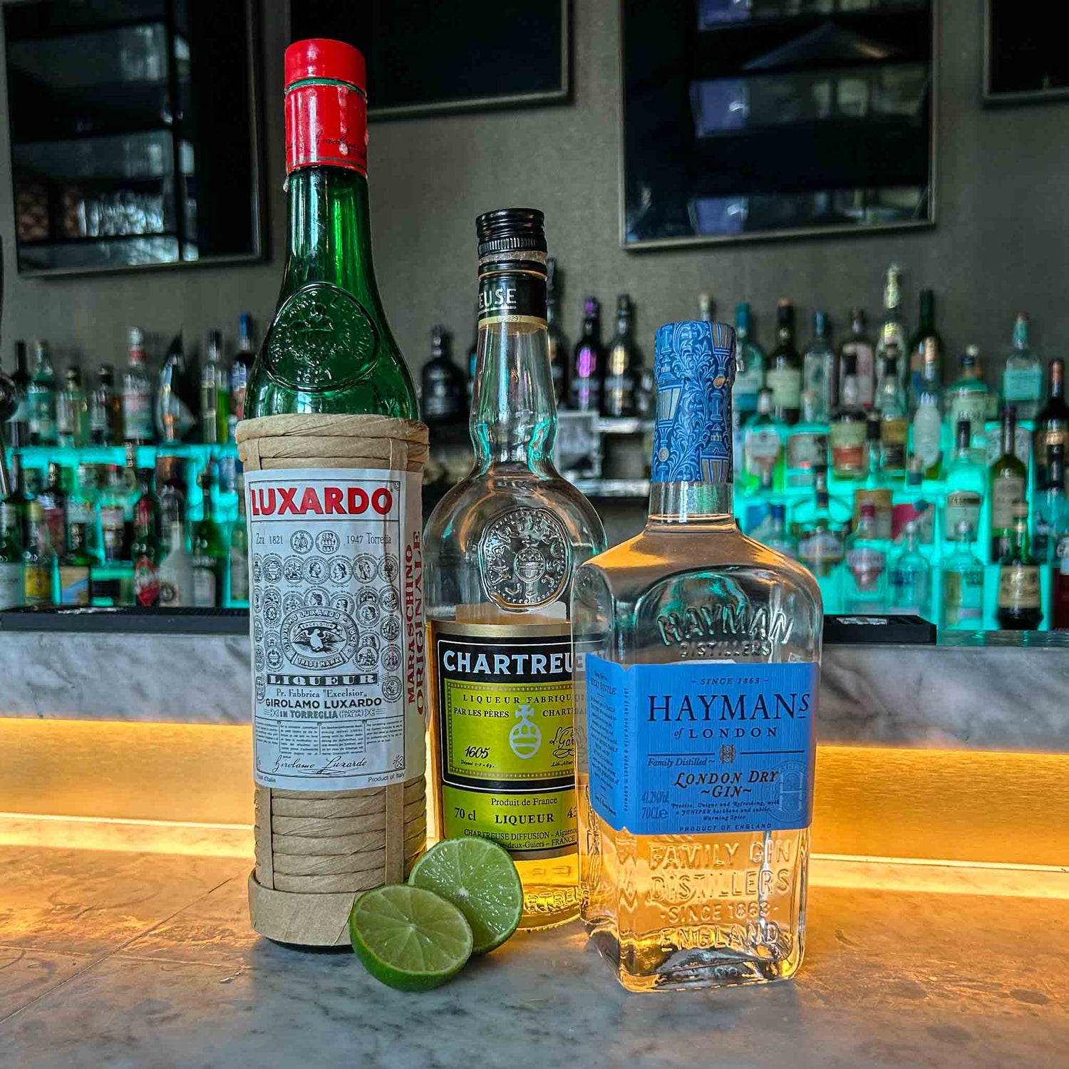 Last Word cocktail recept met gin, Chartreuse, maraschino likeur en limoensap geserveerd in een gekoeld coupeglas met cocktailkers.